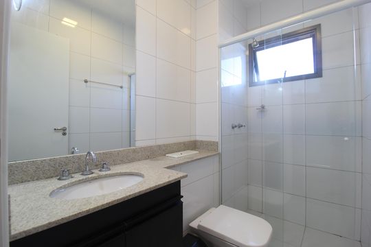 Banheiro de kitnet/studio à venda com 1 quarto, 27m² em Indianópolis, São Paulo