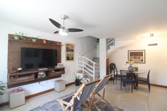 Sala de casa de condomínio à venda com 3 quartos, 129m² em Tanque, Rio de Janeiro