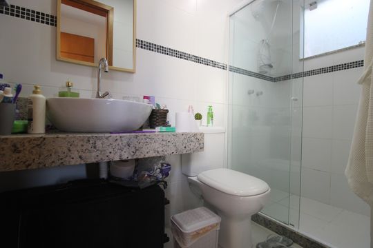 Banheiro da suíte 3 de casa de condomínio à venda com 3 quartos, 129m² em Tanque, Rio de Janeiro