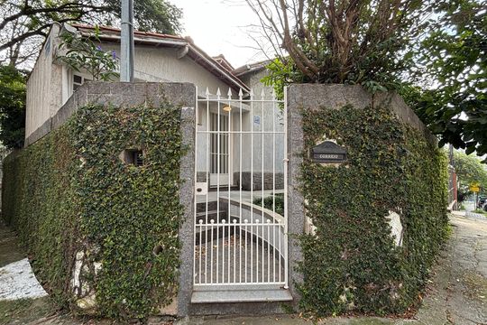 Fachada de casa à venda com 4 quartos, 240m² em Chácara Inglesa, São Paulo
