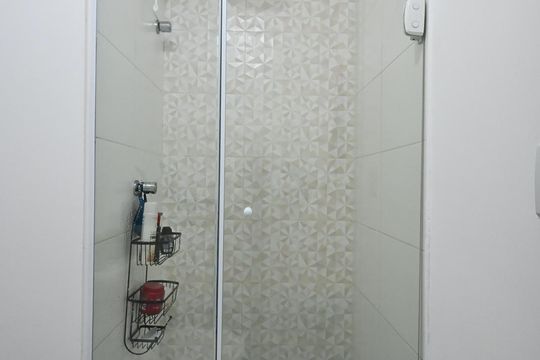 Banheiro de apartamento à venda com 1 quarto, 32m² em Vila Plana, São Paulo