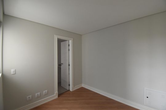 Suíte 1 de apartamento à venda com 2 quartos, 67m² em Centro, Curitiba