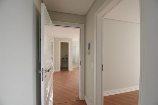 Corredor de apartamento à venda com 2 quartos, 67m² em Centro, Curitiba