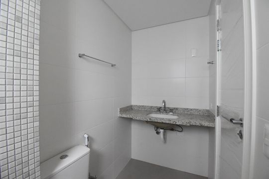 Banheiro da Suíte 1 de apartamento à venda com 2 quartos, 67m² em Centro, Curitiba