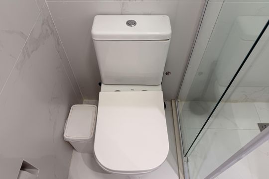 Banheiro de apartamento para alugar com 2 quartos, 74m² em Estuário, Santos
