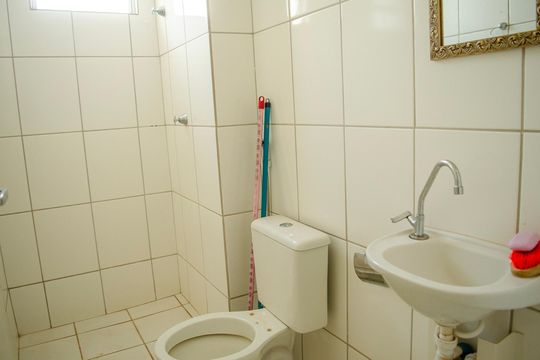 Banheiro social de apartamento para alugar com 3 quartos, 72m² em Setor Goiânia 2, Goiânia