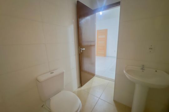 Banheiro de apartamento para alugar com 2 quartos, 48m² em Jardim Rosana, Guarulhos