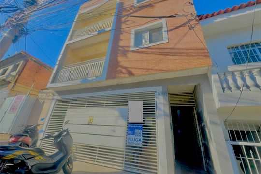 Placa instalada na fachada do imóvel  de apartamento para alugar com 2 quartos, 48m² em Jardim Rosana, Guarulhos