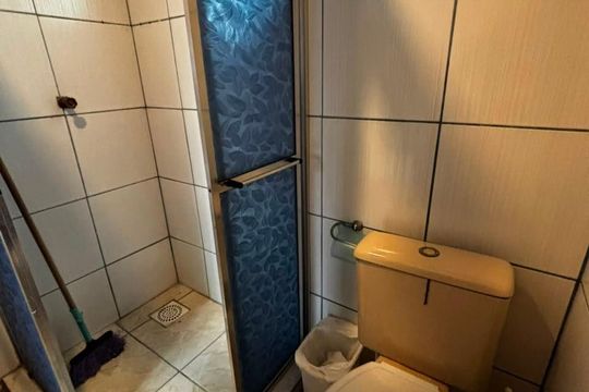 Banheiro social de kitnet/studio para alugar com 1 quarto, 28m² em Mathias Velho, Canoas