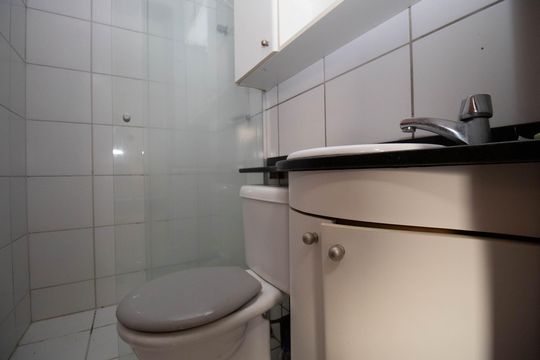 Banheiro da Suíte de kitnet/studio à venda com 1 quarto, 26m² em Sgan 912, Brasília