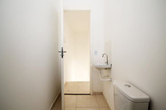 Banheiro de casa de condomínio para alugar com 2 quartos, 57m² em Jardim Sandra, Cotia