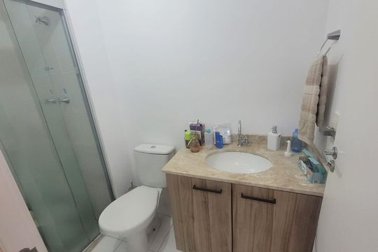 Banheiro de apartamento à venda com 2 quartos, 54m² em Vila Industrial (Campinas), Campinas
