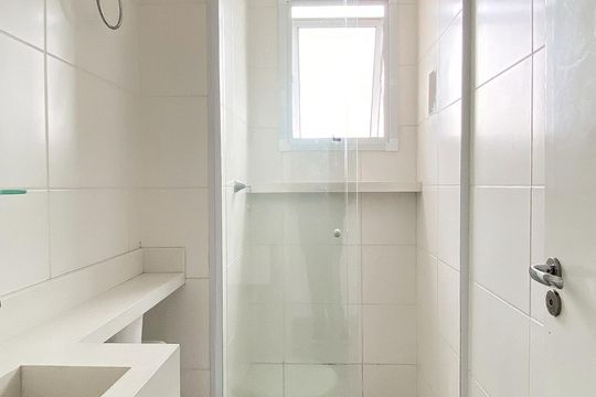 Banheiro social de apartamento para alugar com 2 quartos, 40m² em Vila Penteado, São Paulo