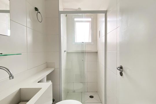 Banheiro social de apartamento para alugar com 2 quartos, 40m² em Vila Penteado, São Paulo