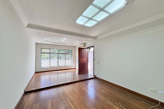 Casa para alugar com 4 quartos, 230m² em Parque Sao Domingos, São Paulo