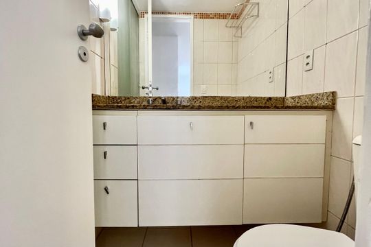 Banheiro social de apartamento para alugar com 2 quartos, 90m² em Lagoa, Rio de Janeiro