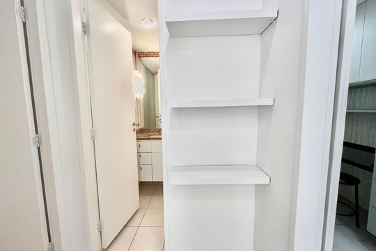 Corredor  de apartamento para alugar com 2 quartos, 90m² em Lagoa, Rio de Janeiro