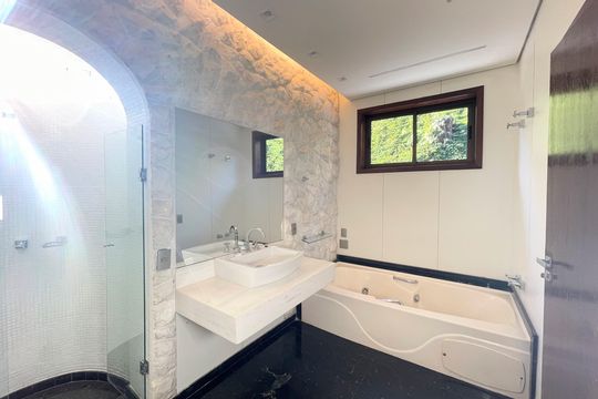 Banheiro  da suíte 2 de casa à venda com 5 quartos, 931m² em Pampulha, Belo Horizonte