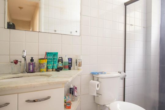 Banheiro de apartamento para alugar com 2 quartos, 56m² em Almerinda, São Gonçalo