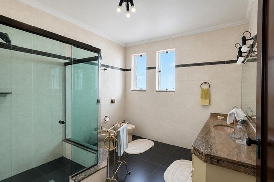 Banheiro de casa à venda com 4 quartos, 400m² em Parque das Universidades, Campinas