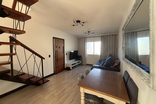 Sala  de casa de condomínio à venda com 2 quartos, 59m² em Jardim California, Barueri