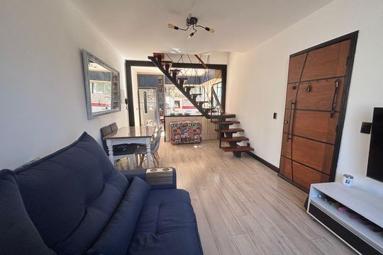 Sala de casa de condomínio à venda com 2 quartos, 59m² em Jardim California, Barueri