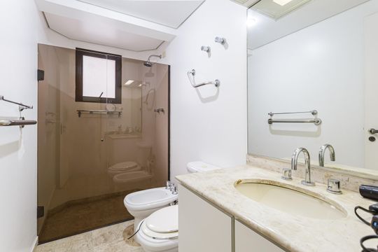Banheiro Social de apartamento para alugar com 2 quartos, 165m² em Itaim Bibi, São Paulo