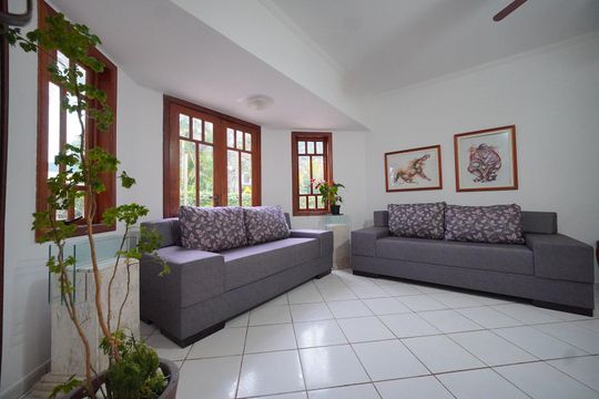 Sala de casa de condomínio para alugar com 3 quartos, 200m² em Cachoeira do Bom Jesus, Florianópolis