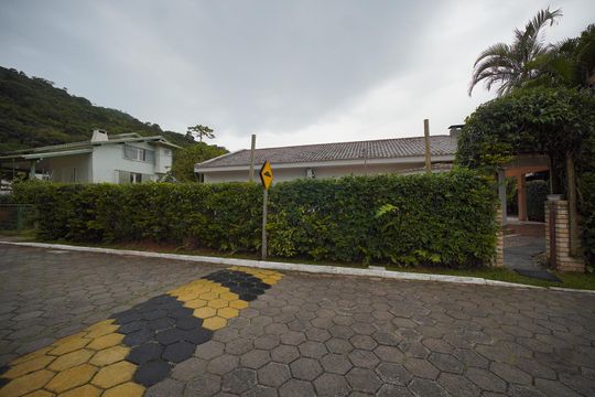 Fachada de casa de condomínio para alugar com 3 quartos, 200m² em Cachoeira do Bom Jesus, Florianópolis