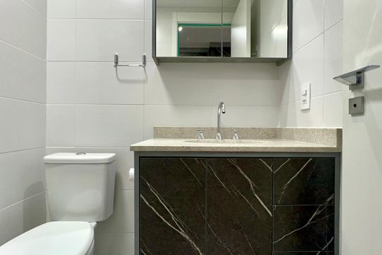 Banheiro de kitnet/studio para alugar com 1 quarto, 41m² em Pinheiros, São Paulo