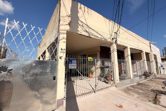 Fachada de casa à venda com 8 quartos, 300m² em Jardim Estadio, Jundiaí