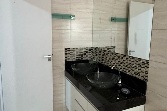 Banheiro da suíte de casa para alugar com 4 quartos, 140m² em Tubalina, Uberlândia