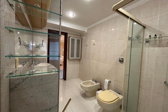 Banheiro suíte 2 de apartamento para alugar com 4 quartos, 207m² em Centro, Florianópolis