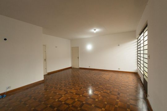 Casa para alugar com 3 quartos, 525m² em Centro, Jacareí
