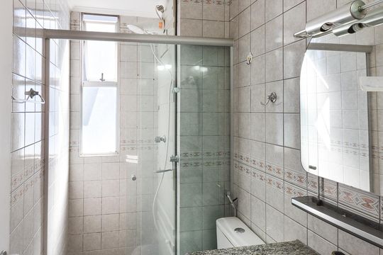 Banheiro da suite de apartamento para alugar com 3 quartos, 97m² em Manacás, Belo Horizonte