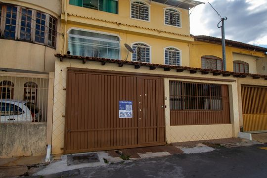 Casa à venda com 5 quartos, 300m² em Conjunto M, Brasília