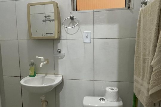 Banheiro de kitnet/studio para alugar com 1 quarto, 30m² em Centro, Campinas