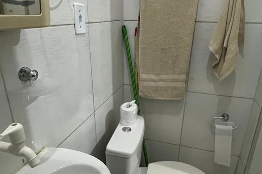 Banheiro de kitnet/studio para alugar com 1 quarto, 30m² em Centro, Campinas