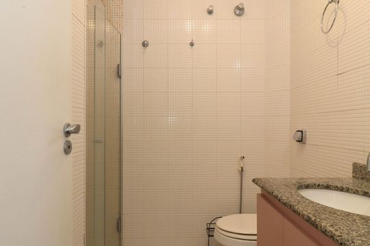 Banheiro da Suíte  de apartamento para alugar com 3 quartos, 97m² em Pinheiros, São Paulo