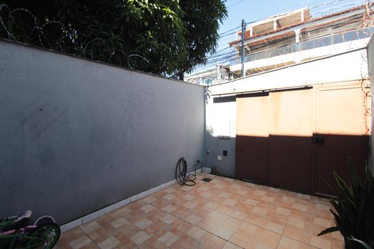 Garagem de casa para alugar com 2 quartos, 120m² em Jardim Leblon, Belo Horizonte