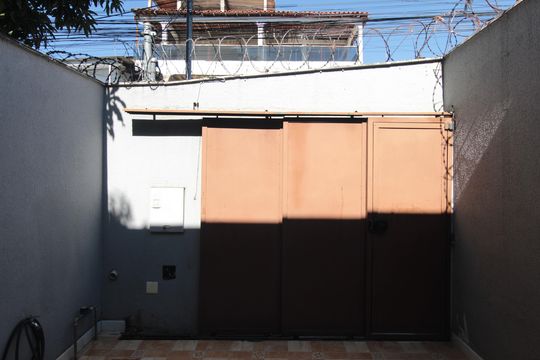 Garagem de casa para alugar com 2 quartos, 120m² em Jardim Leblon, Belo Horizonte