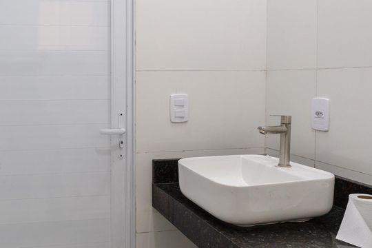 Banheiro social de casa à venda com 2 quartos, 66m² em Jardim Adriana, Guarulhos