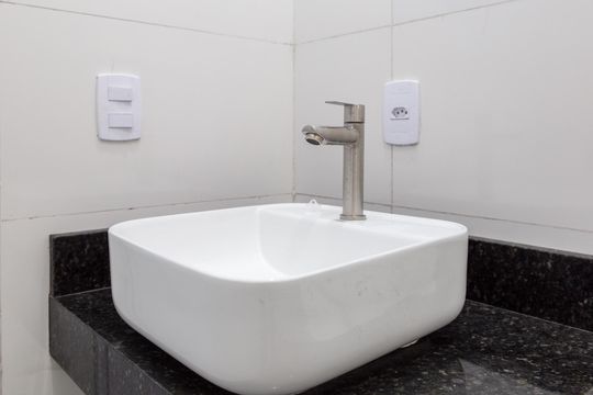 Banheiro social de casa à venda com 2 quartos, 66m² em Jardim Adriana, Guarulhos