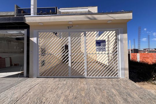 Fachada de casa à venda com 2 quartos, 66m² em Jardim Adriana, Guarulhos