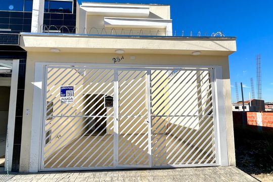 Placa instalada na fachada do imóvel de casa à venda com 2 quartos, 66m² em Jardim Adriana, Guarulhos