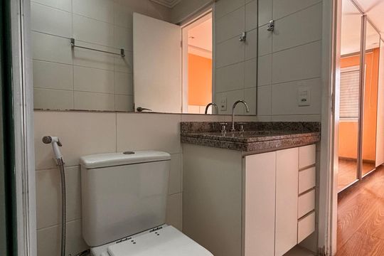 Banheiro suíte  de apartamento para alugar com 2 quartos, 79m² em Empresarial 18 do Forte, Barueri