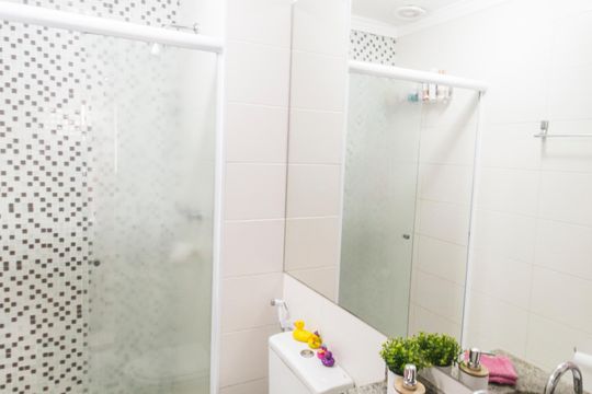 Banheiro da Suíte de apartamento para alugar com 2 quartos, 79m² em Empresarial 18 do Forte, Barueri
