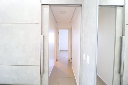Corredor de apartamento para alugar com 3 quartos, 108m² em Jardim Karaíba, Uberlândia