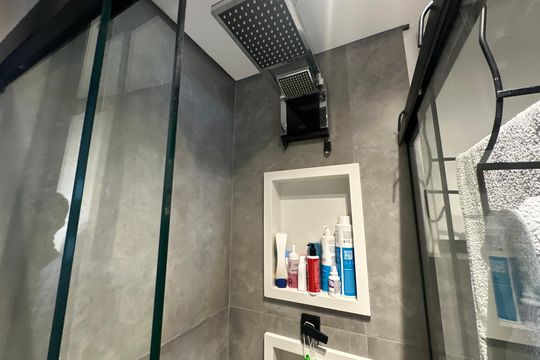 Banheiro de apartamento à venda com 2 quartos, 52m² em Alphaville Empresarial, Barueri