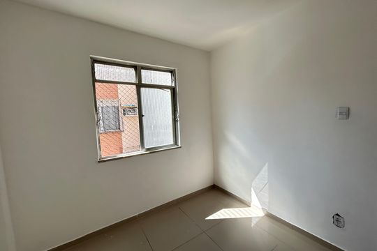 Quarto 1 de apartamento para alugar com 2 quartos, 50m² em Praça Seca, Rio de Janeiro